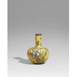 Neun-Pfirsich-Vase. Email champlevé. Um 1900Bodenmarke in émail cloisonné: YuanshantangUm den