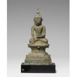 Buddha. Bronze. Birma. 18./19. Jh.Im Meditationssitz auf einem hohen sanduhrförmigen Sockel, die