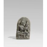 Stele eines Uma Maheshvara. Schwarzgrauer, granitartiger Stein. Nordost-Indien. 9./10. Jh.Shiva