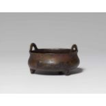 Kleiner Weihrauchbrenner. Bronze. Ming-/Qing-ZeitGedrungene, bauchige Form auf drei Füßchen und in