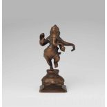 Tanzender vierarmiger Ganesha. Kupferfarbene Bronze. Südindien. 19./20. Jh.Auf einem Bein auf