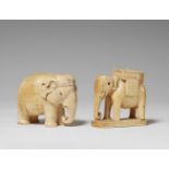 Zwei Figuren von Elefanten. Elfenbein. 19. Jh.a) Stehend mit herabhängendem Rüssel. Risse,