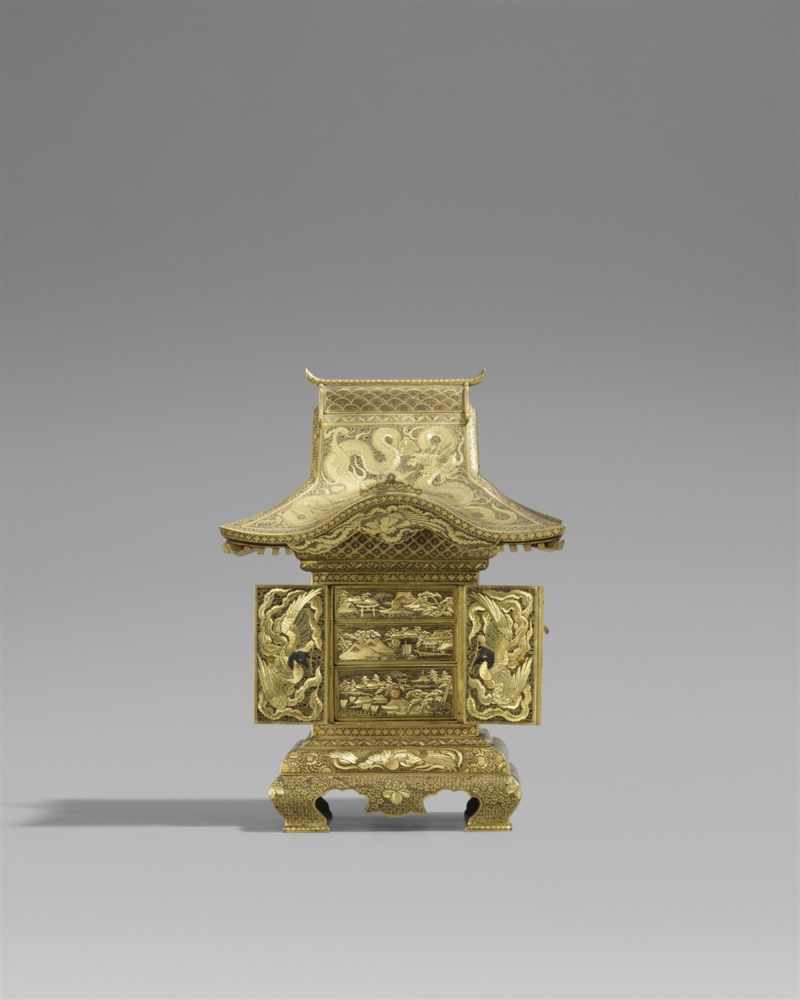 Kleines Kabinett in Form eines Schreins. Eisen und Gold. Um 1900Sign. mit Marke und bezeichnet in