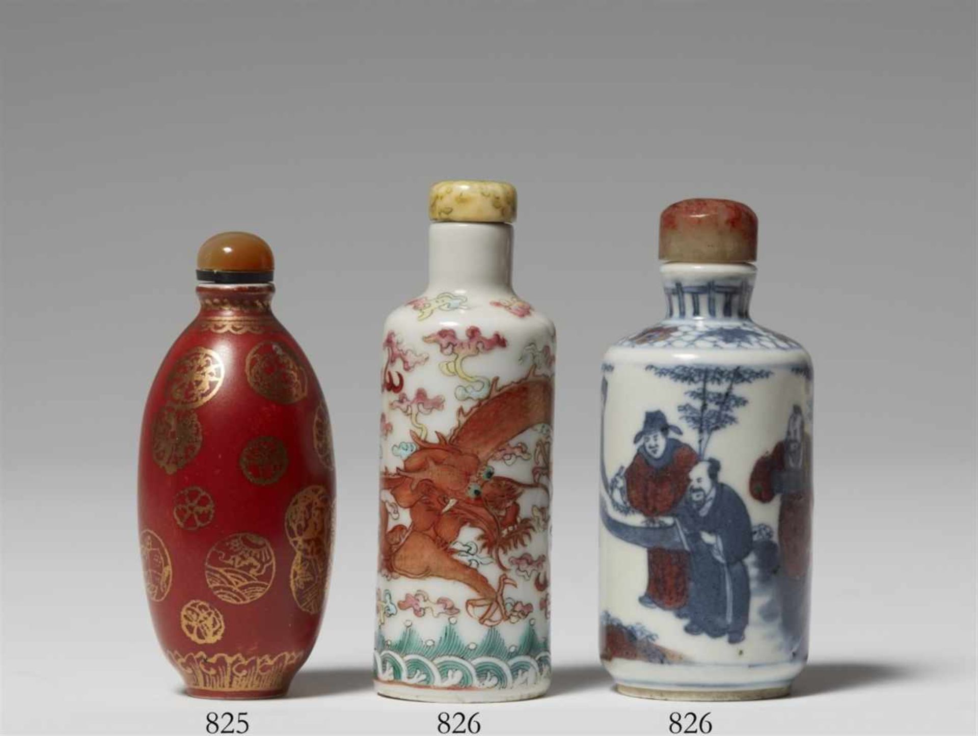 Snuffbottle. Porzellan. Um 1900Die eiförmige Flasche dekoriert mit Goldlackmedaillons auf eisenrotem