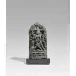 Stele der Durga Mahishasuramardini. Schwarzer Chlorith. Nordost-Indien. 11./12. Jh.Die sechsarmige