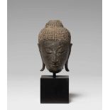 Kleiner Kopf eines Buddha. Bronze. Thailand. 15./16. Jh.Schmaler Kopf mit stark geschwungenen Brauen