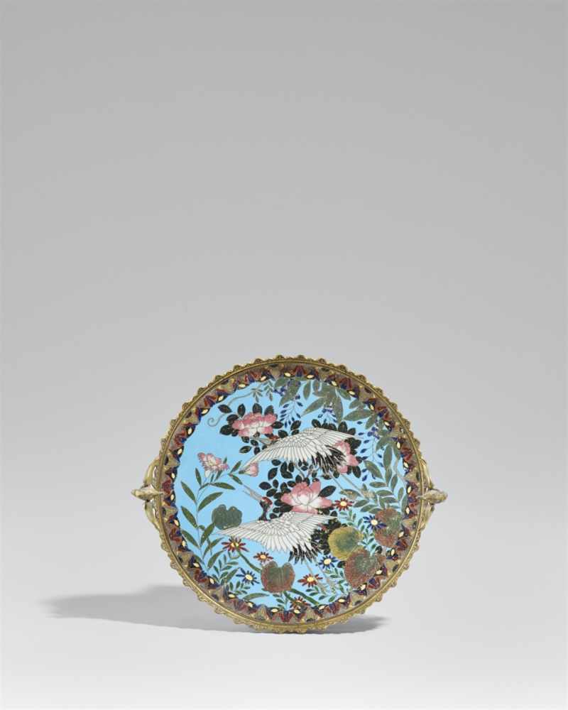 Teller. Email cloisonné. Ca. 1870/1880Dekoriert mit zwei fliegenden Kranichen und Blumen auf