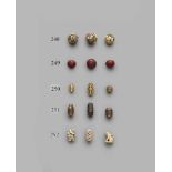 Drei ojime. Vergoldetes Metall. 2. Hälfte 19. Jh.a) Ovale Perle, in Gravur Regenpfeifer über