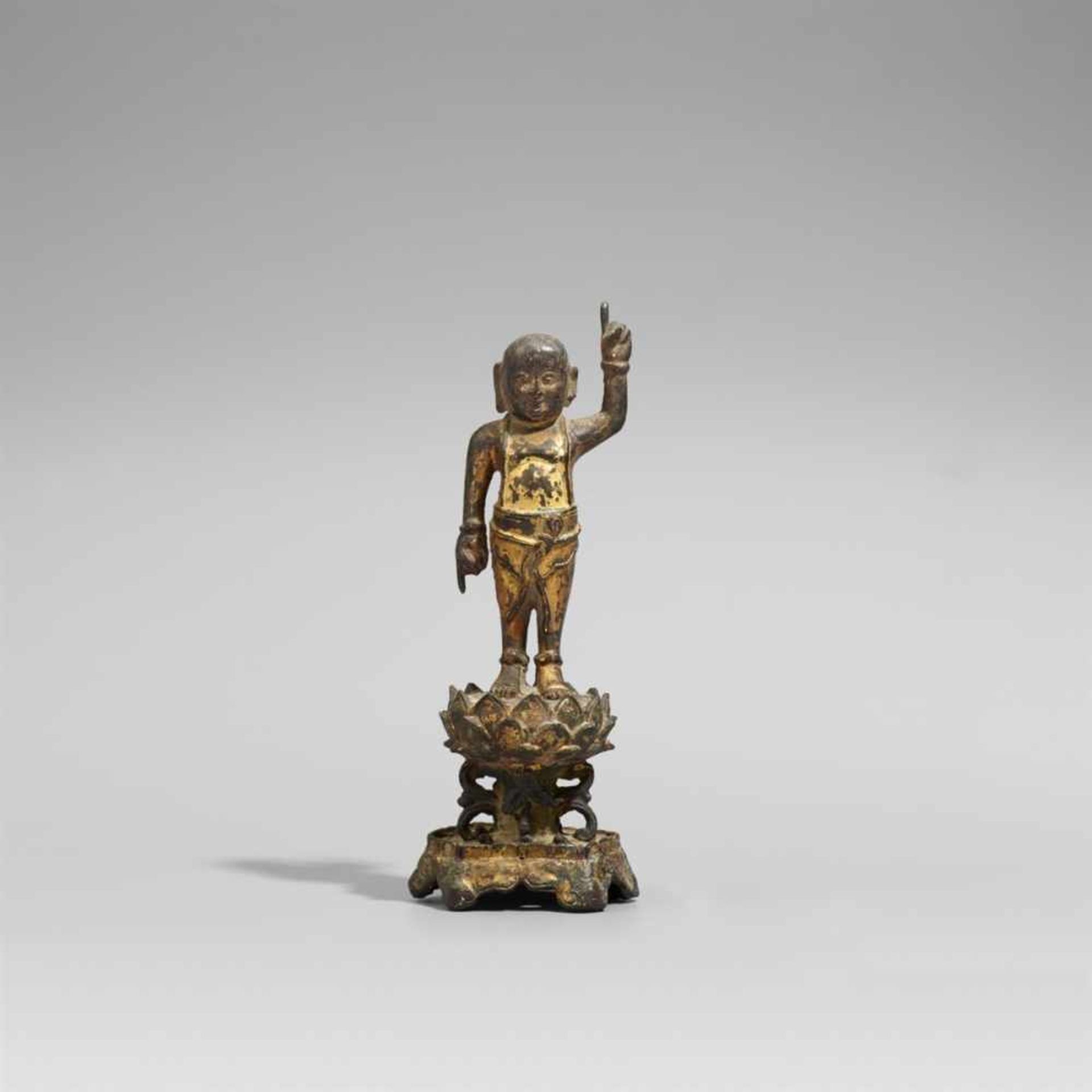 Buddha als Kind. Bronze. Ming-ZeitStehend auf einem Lotos, der aus einem Teich entwächst, die rechte