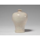 Weiß-glasierte Vase mit DrachendekorMeiping-Form, auf der Wandung umlaufend dekoriert mit einem