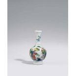 Wucai-Vase mit KnoblauchmündungKugelige Vase mit langem Hals und Knoblauchmündung, dekoriert in