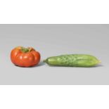Zwei okimono von Gemüse. Elfenbein, bemalt. 20. Jh.a) Pralle Tomate, orangerot, die Fruchtblätter