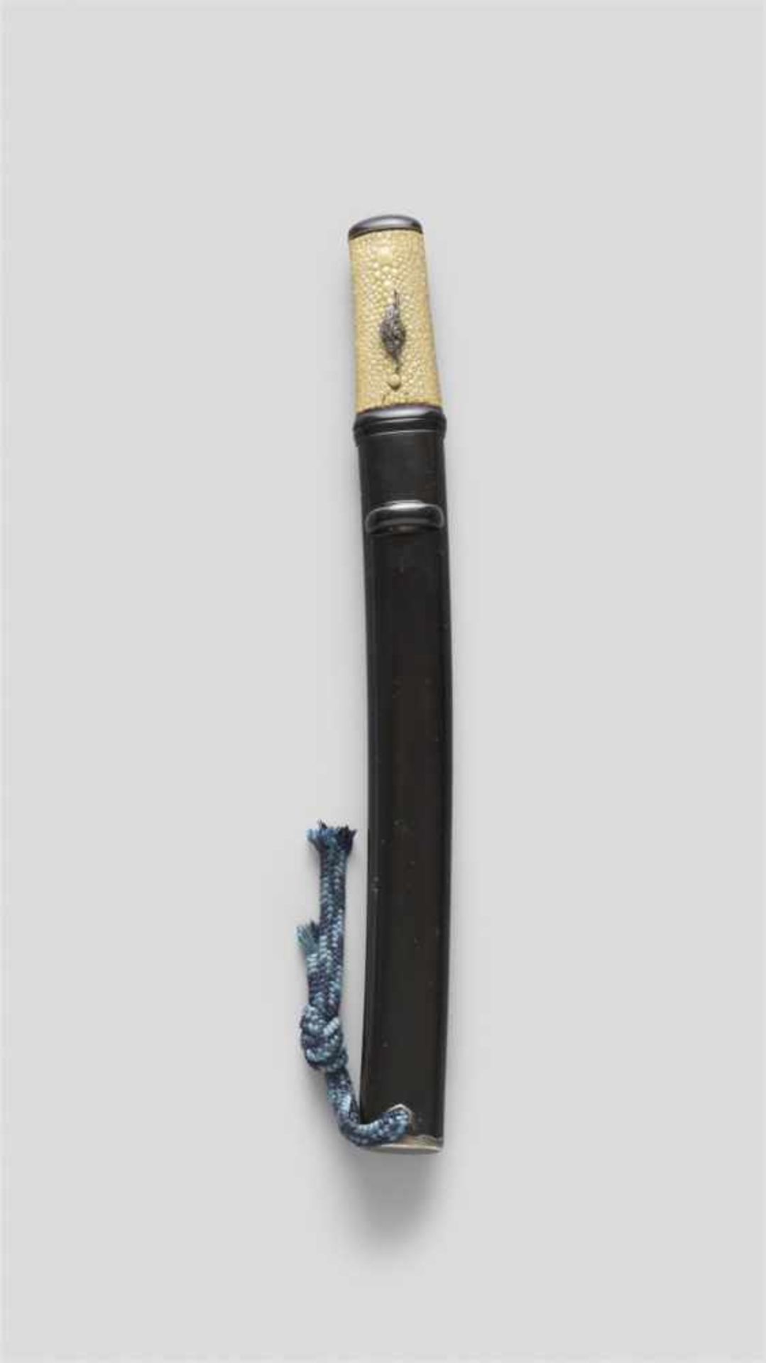 TantôKlinge: L 27,7 cm, hira-zukuri, beidseitige katana-hi mit Resten einer tsure hi, gunome