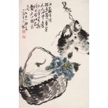 Han QiuyanChinakohl in einem Korb und zwei Fische. Tusche und Farben auf Papier. Lange Aufschrift