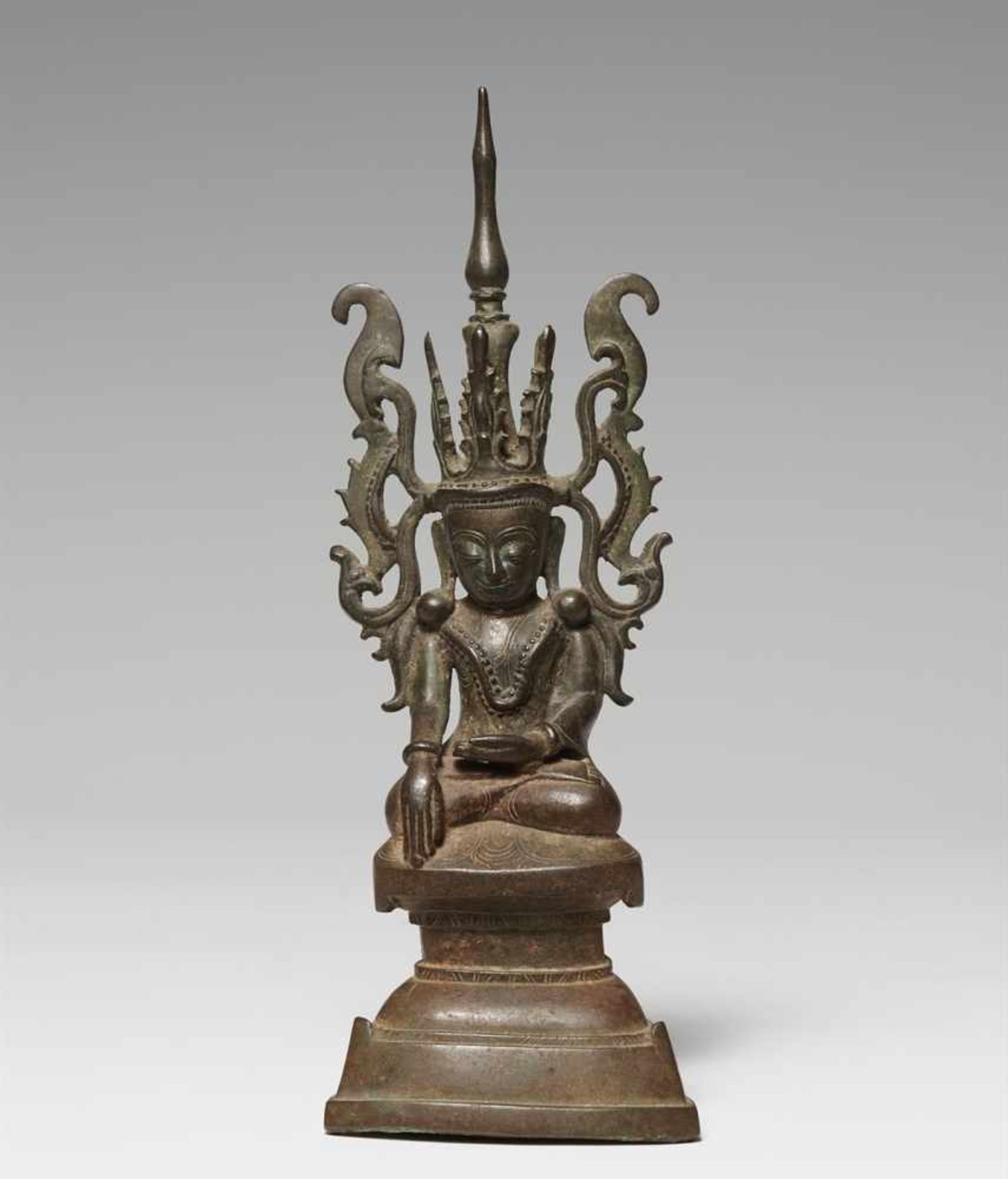 Jambhupati-Buddha. Bronze. Birma. 18./19. Jh.Im Meditationssitz auf einem gestuften, sanduhrförmigen