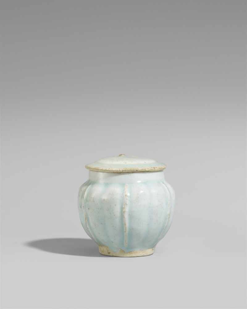 Deckeltöpfchen mit qingbai-Glasur. Song-Zeit (907-1279)Kleiner melonenförmiger Topf mit