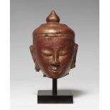 Kopf eines Buddha. Stein, rotbraun überlackiert. Birma. 19./20. Jh.Schmaler Kopf, über den glatten