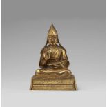 Gelugpa lama. Feuervergoldete Bronze. Sinotibetisch. 18. Jh.In Mönchsgewänder und den pan zhwa-Hut