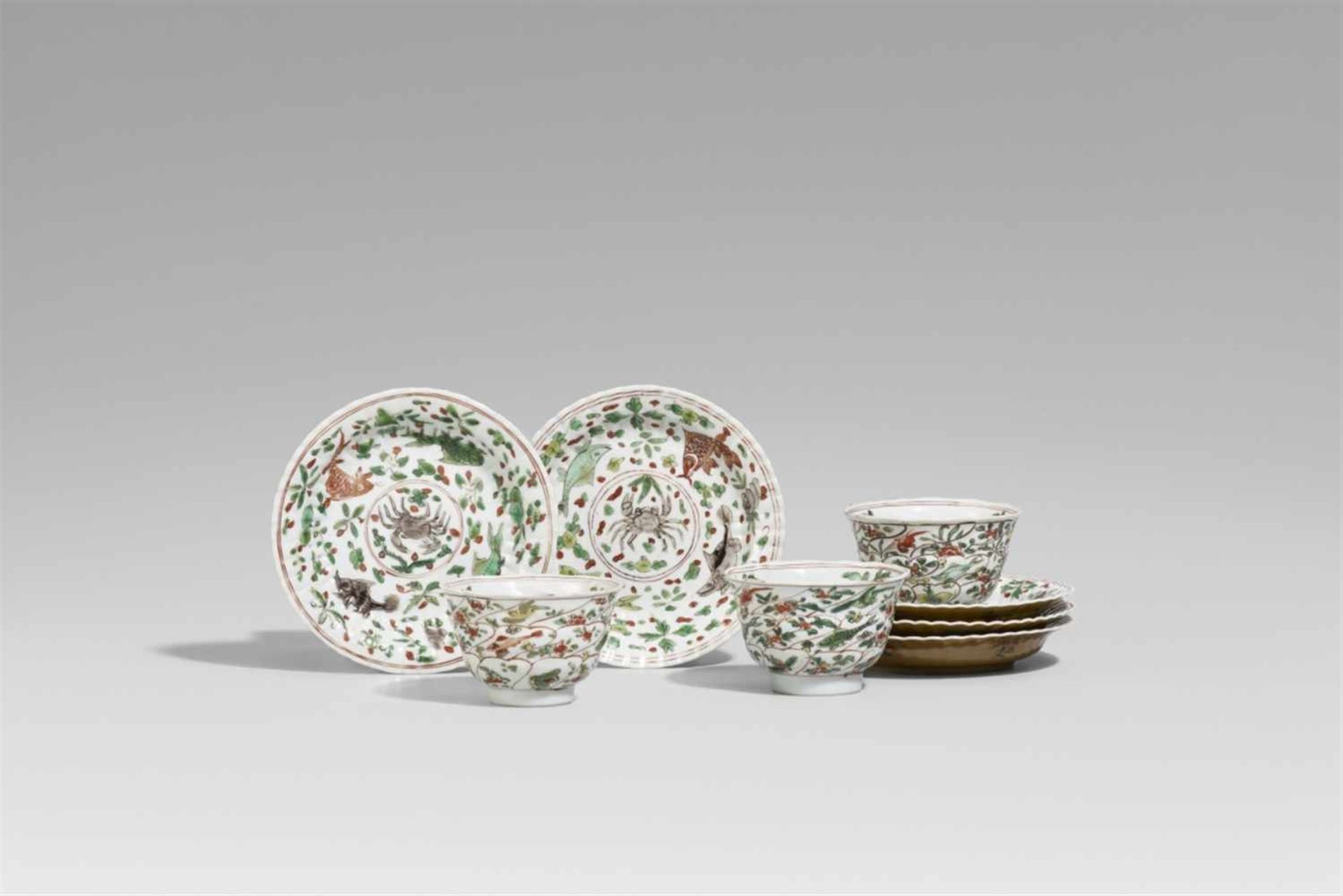 Drei Famille verte-Koppchen und fünf Unterteller. Kangxi Periode (1662-1722)Tasse mit modellierter