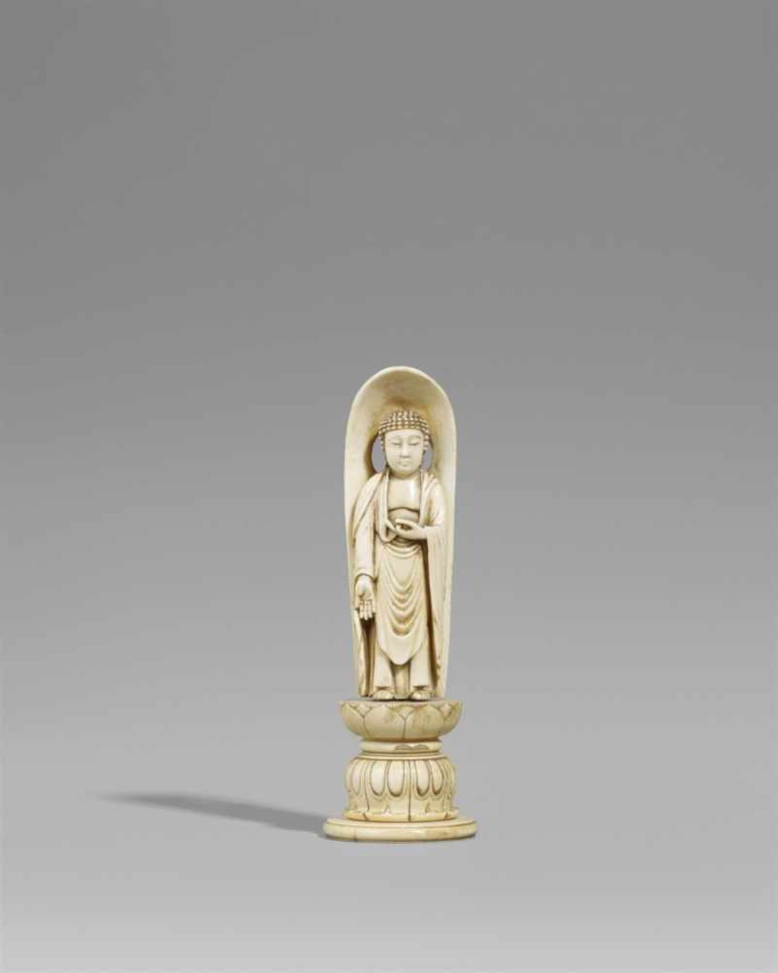 Okimono eines Buddha. Elfenbein. Spätes 19. Jh.Stehend mit einer herabhängenden und einer