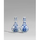 Paar blau-weiße Vasen. Kangxi-Periode (1662-1722)Bauchige, pfirsichförmige Vasen mit langem Hals und