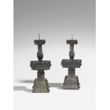 Paar vierkantige Altar-Kerzenleuchter. Bronze. Qing-Zeit, 18. Jh.Fuß, Schale und Schaft mit