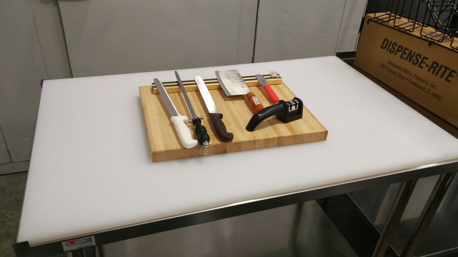 Auctioneer Special - Knives & Cutting Board 20" x 15" - Image 5 of 5