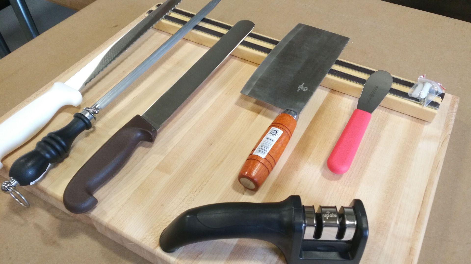 Auctioneer Special - Knives & Cutting Board 20" x 15"