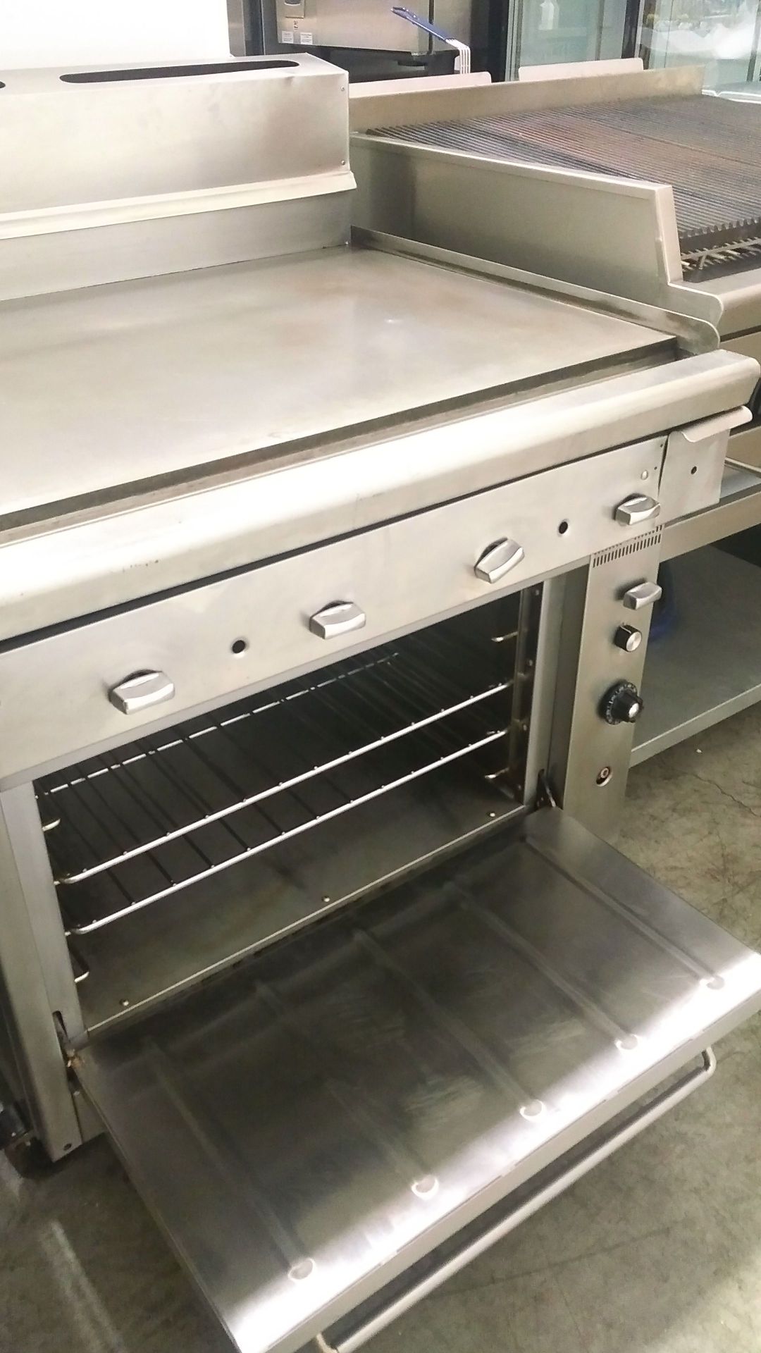 Quest 36" NG Griddle Convection Range - Image 4 of 4