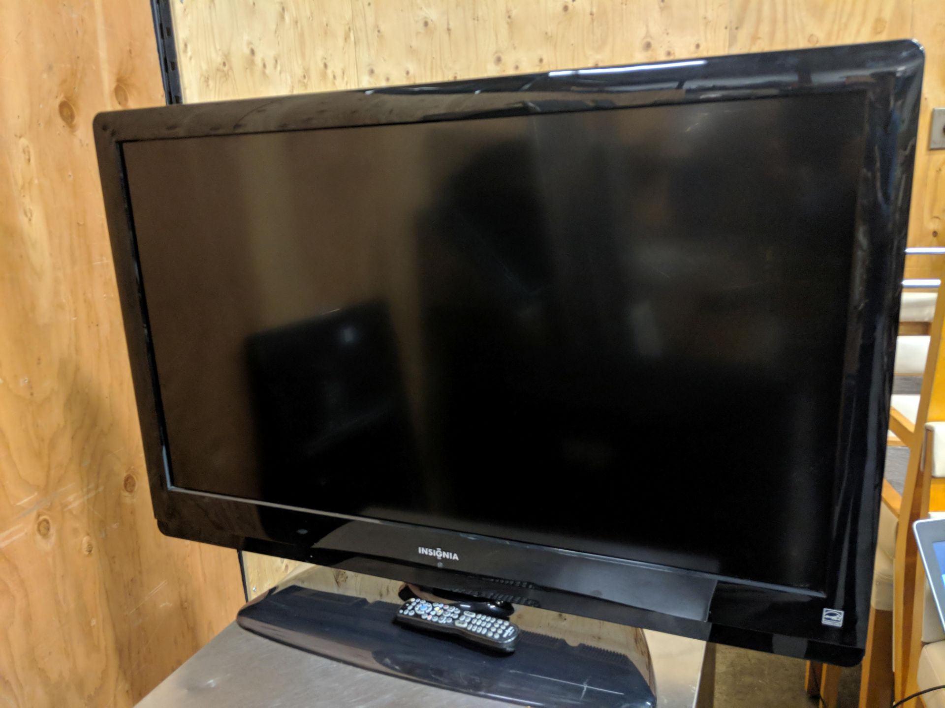 Insignia 46" 1080p HD LCD Television - Image 2 of 4