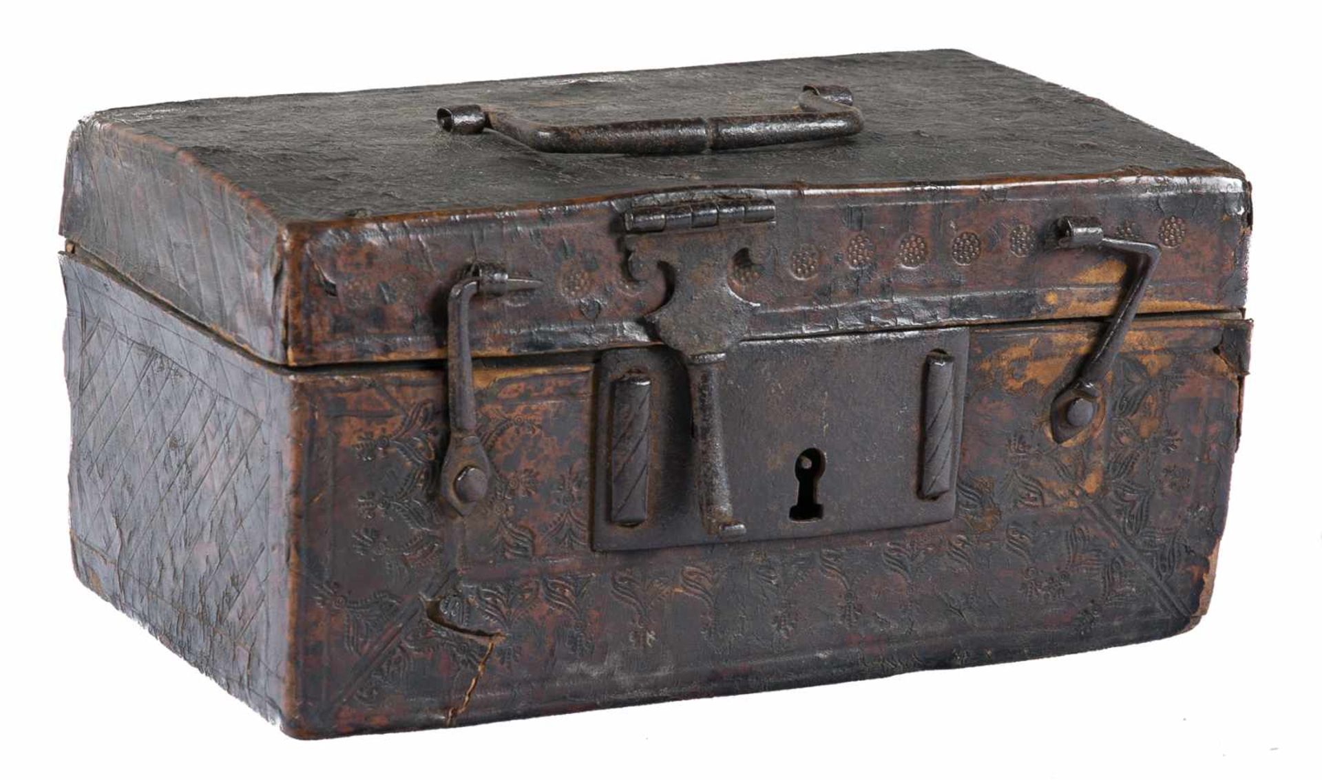 Engraved cordovan leather chest with iron fittings and wooden base. 15th century. ↵↵Flaws. 9 x 18 - Bild 3 aus 5