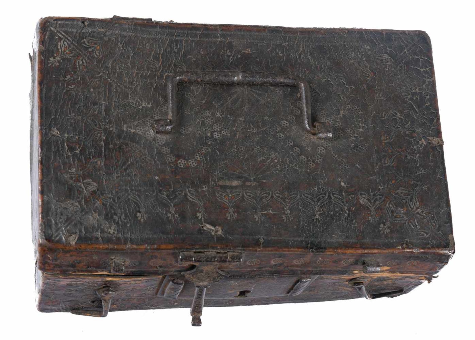 Engraved cordovan leather chest with iron fittings and wooden base. 15th century. ↵↵Flaws. 9 x 18 - Bild 5 aus 5