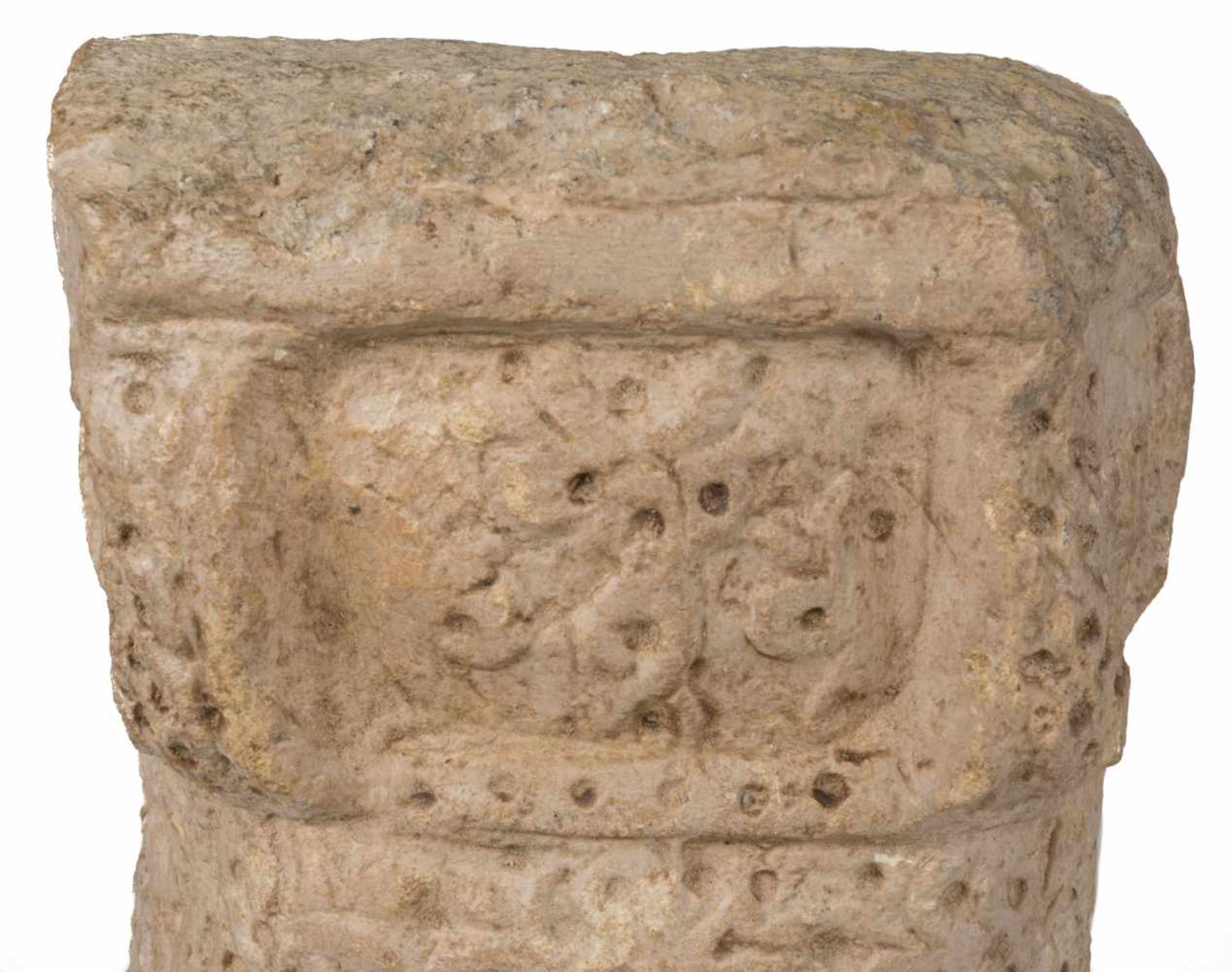 Sculpted stone capital. Possibly Califal. 10th-11th century.↵↵34 x 23 x 14 cm. - Bild 2 aus 2