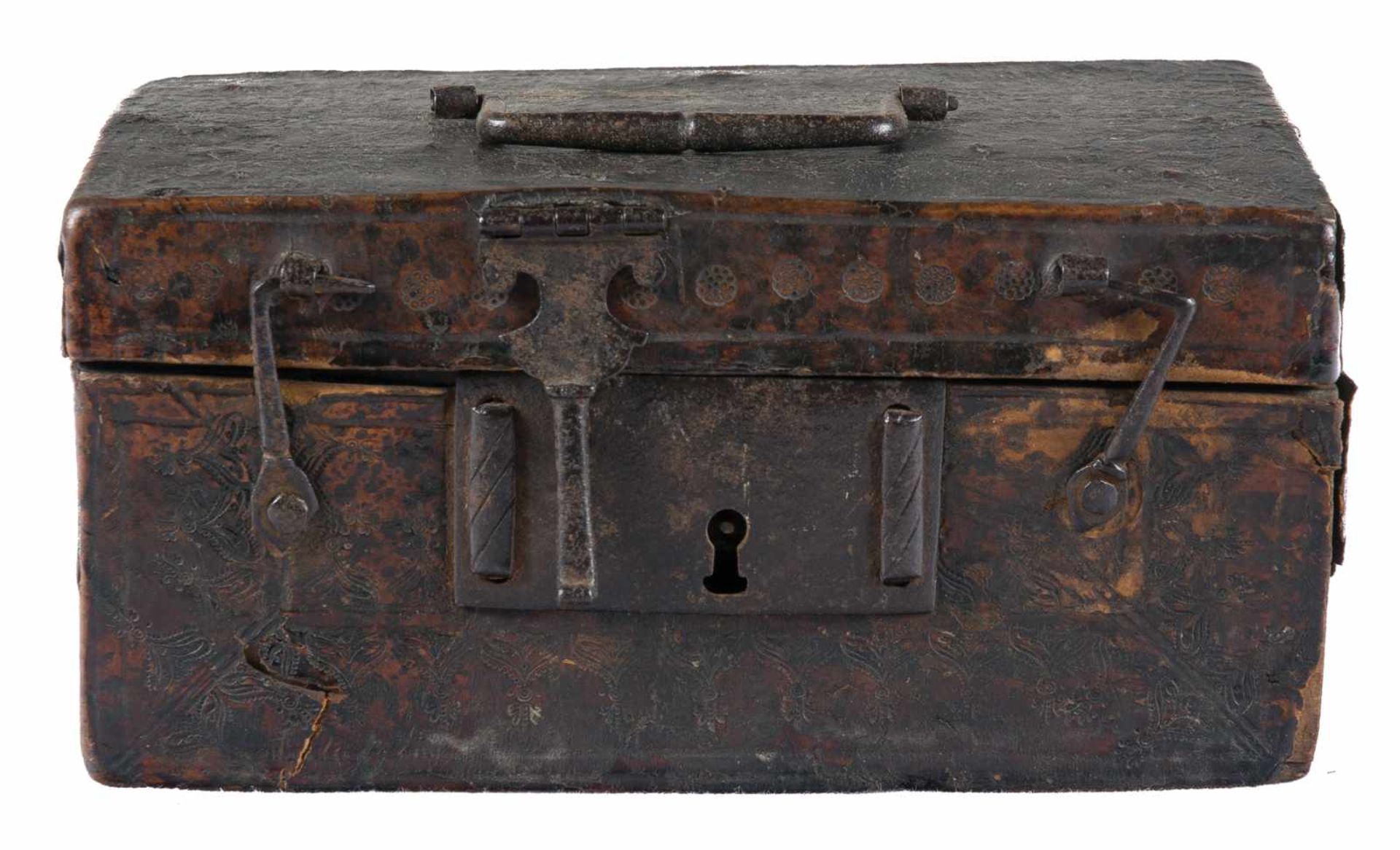 Engraved cordovan leather chest with iron fittings and wooden base. 15th century. ↵↵Flaws. 9 x 18 - Bild 2 aus 5