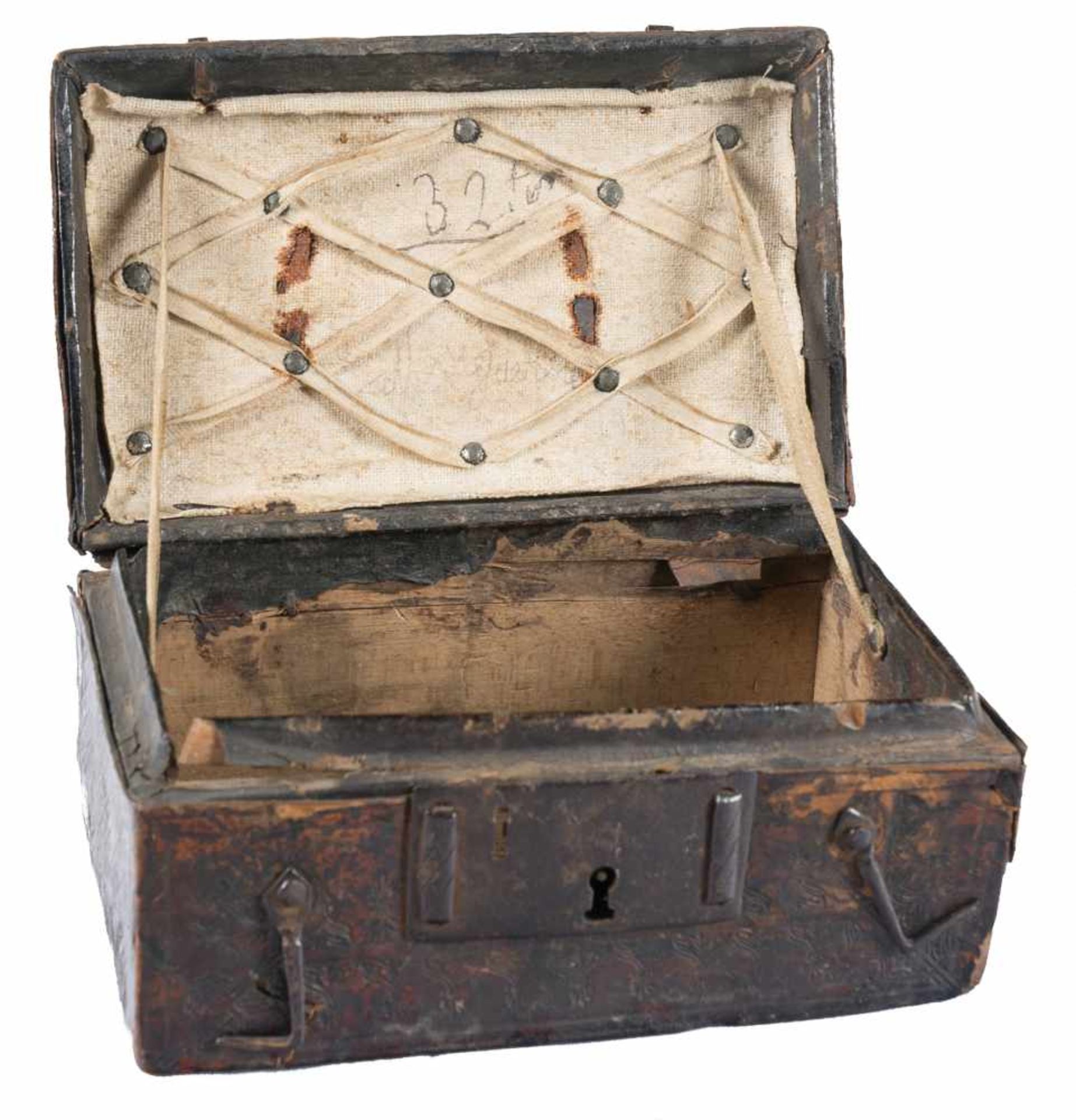 Engraved cordovan leather chest with iron fittings and wooden base. 15th century. ↵↵Flaws. 9 x 18 - Bild 4 aus 5