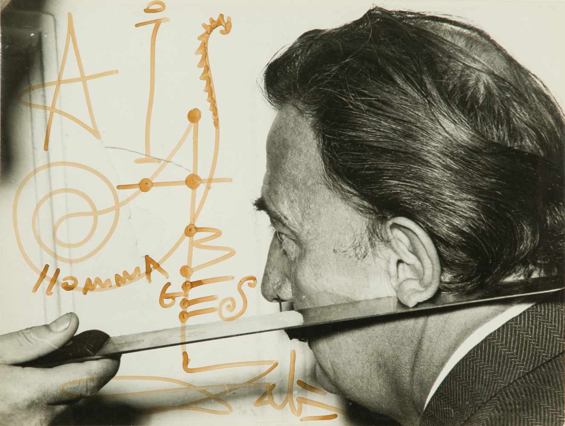 Salvador Dalí (Figueres, 1904 - 1989) Felt-tip pen autograph on a photograph. Signed. 18 x 24 cm.