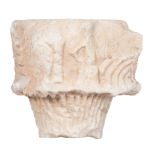 Sculpted Girona stone capitel from a mullioned window. 14th century. 21 x 23 x 18 cm. -