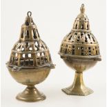Two bronze censers. Gothic. Circa 1500. Reference bibliography "Pulchra". (Exhibition [...]