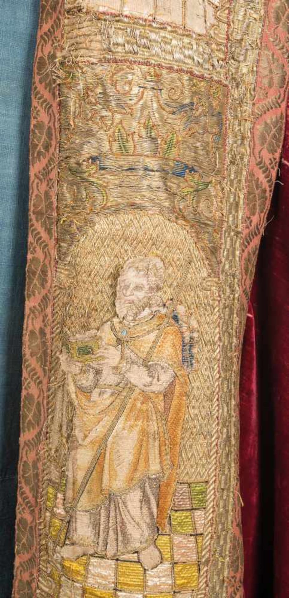 Imposing embroidered silk and velvet dalmatic. Late Gothic. 15th – 16th century. Saint Peter, - Image 3 of 4