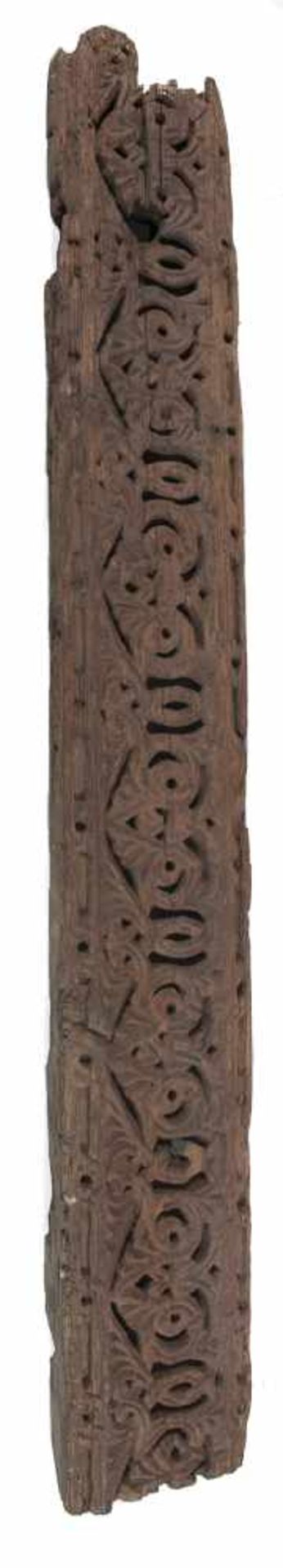 Lot of three carved wooden beams. 17th – 18th century. 115 x 16 x 8 cm., 112 x 19 x 12 cm, and 220 x - Image 4 of 6