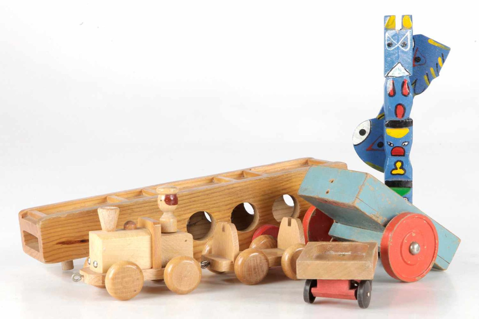 Konv. ca. 20 Teile versch. Holzspielzeug, dabei Eisenbahn, Autotransporter und Totempfahl, bespielt