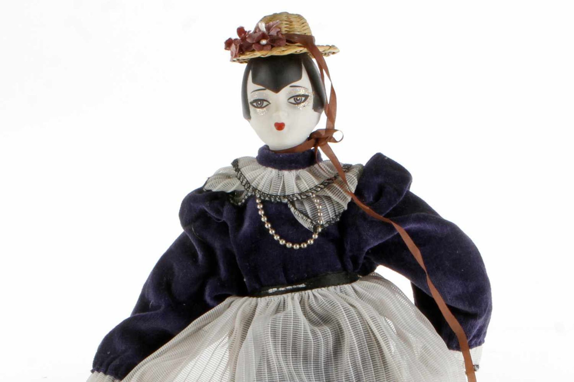 Porzellankopf-Puppe auf Stoffkörper, mit Hut in Kleidung, H 39, guter Zustand