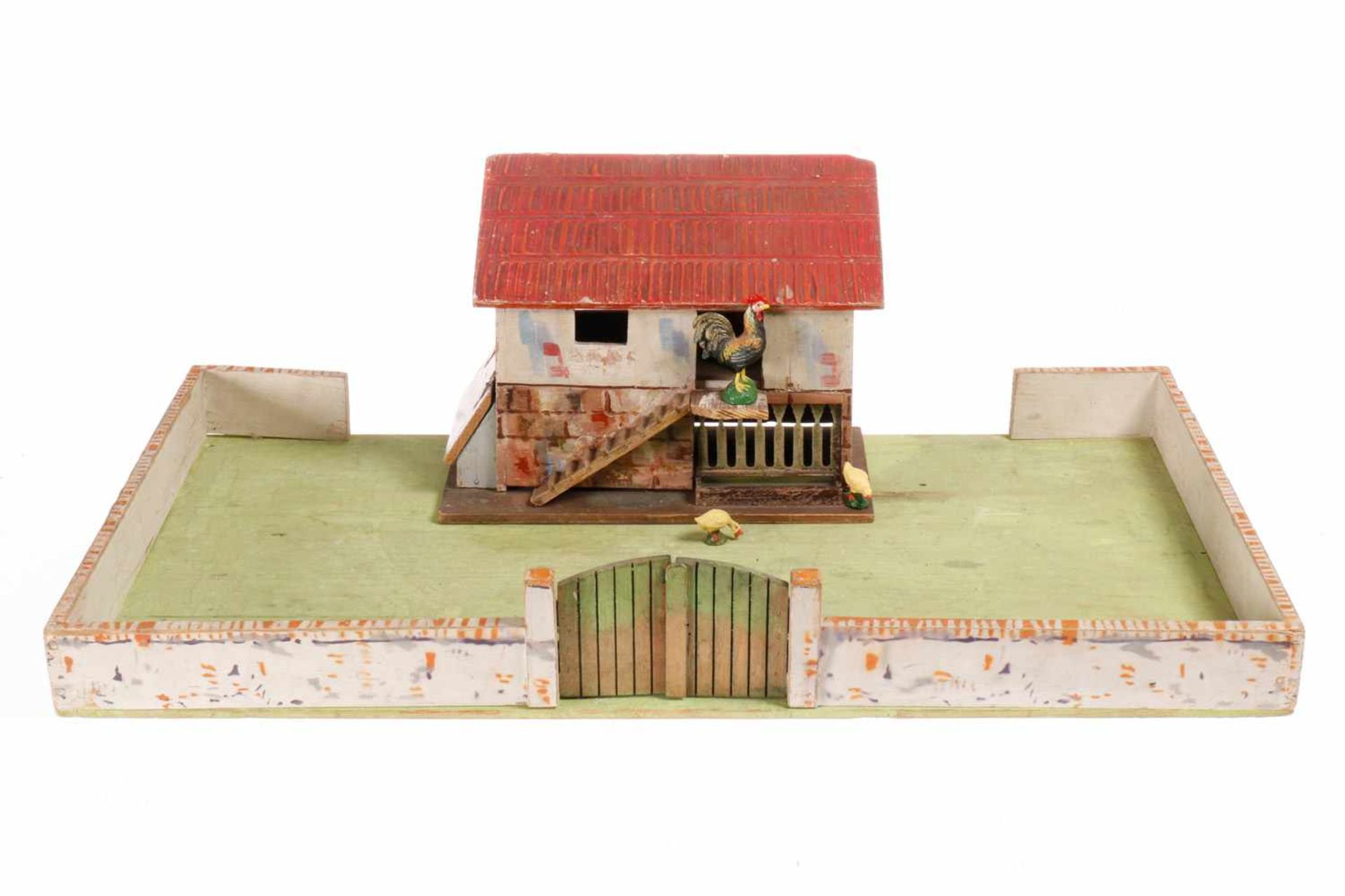 Elastolin Bodenplatte, mit Holzzaun, L 64, dazu (nicht passend) Hühnerstall, Holz, bemalt, Dach