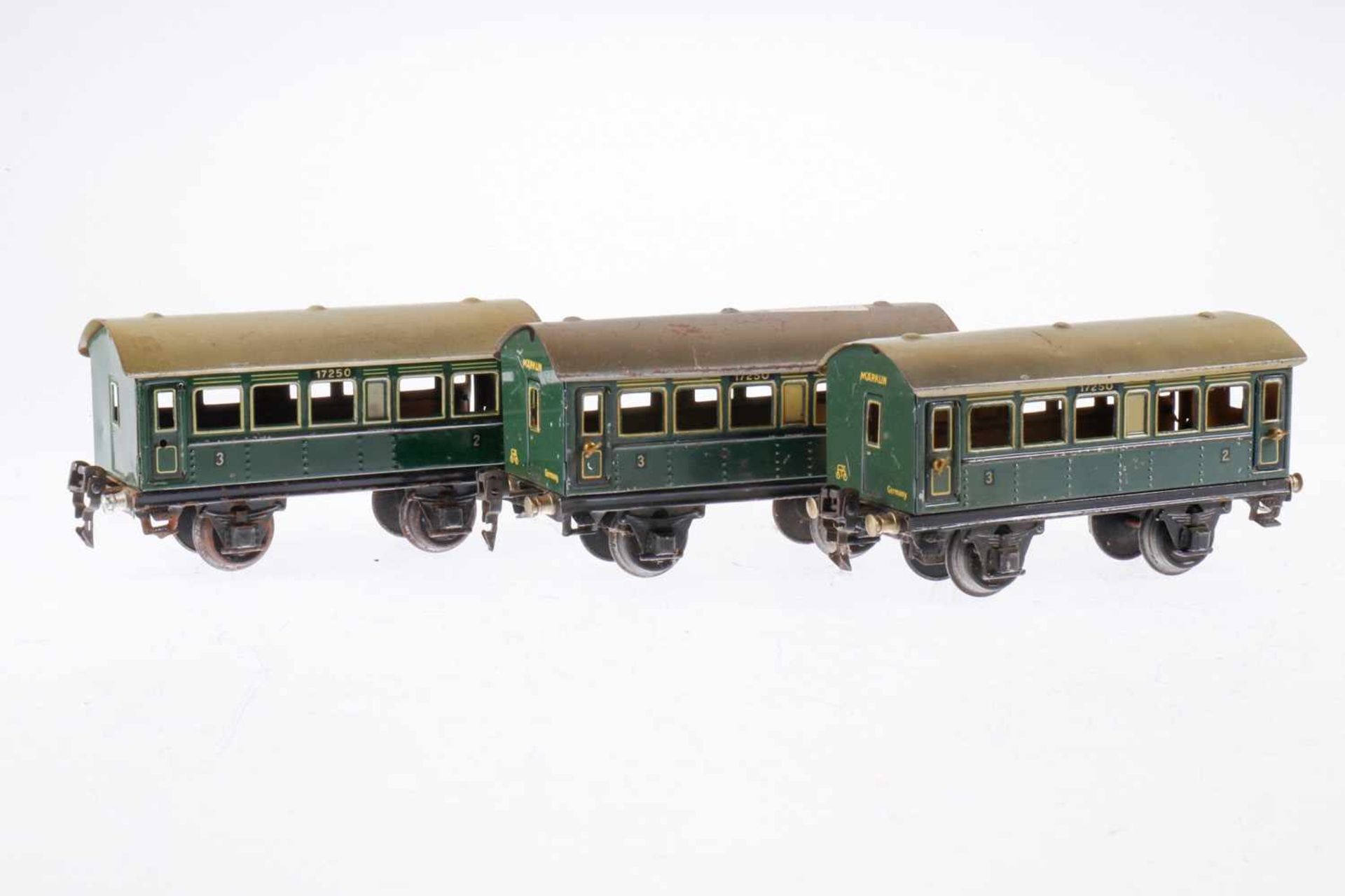 3 Märklin Personenwagen 1725, S 0, CL, je mit 4 AT, 1 Türgriff fehlt, LS/RS, gealterter Lack, L 16,