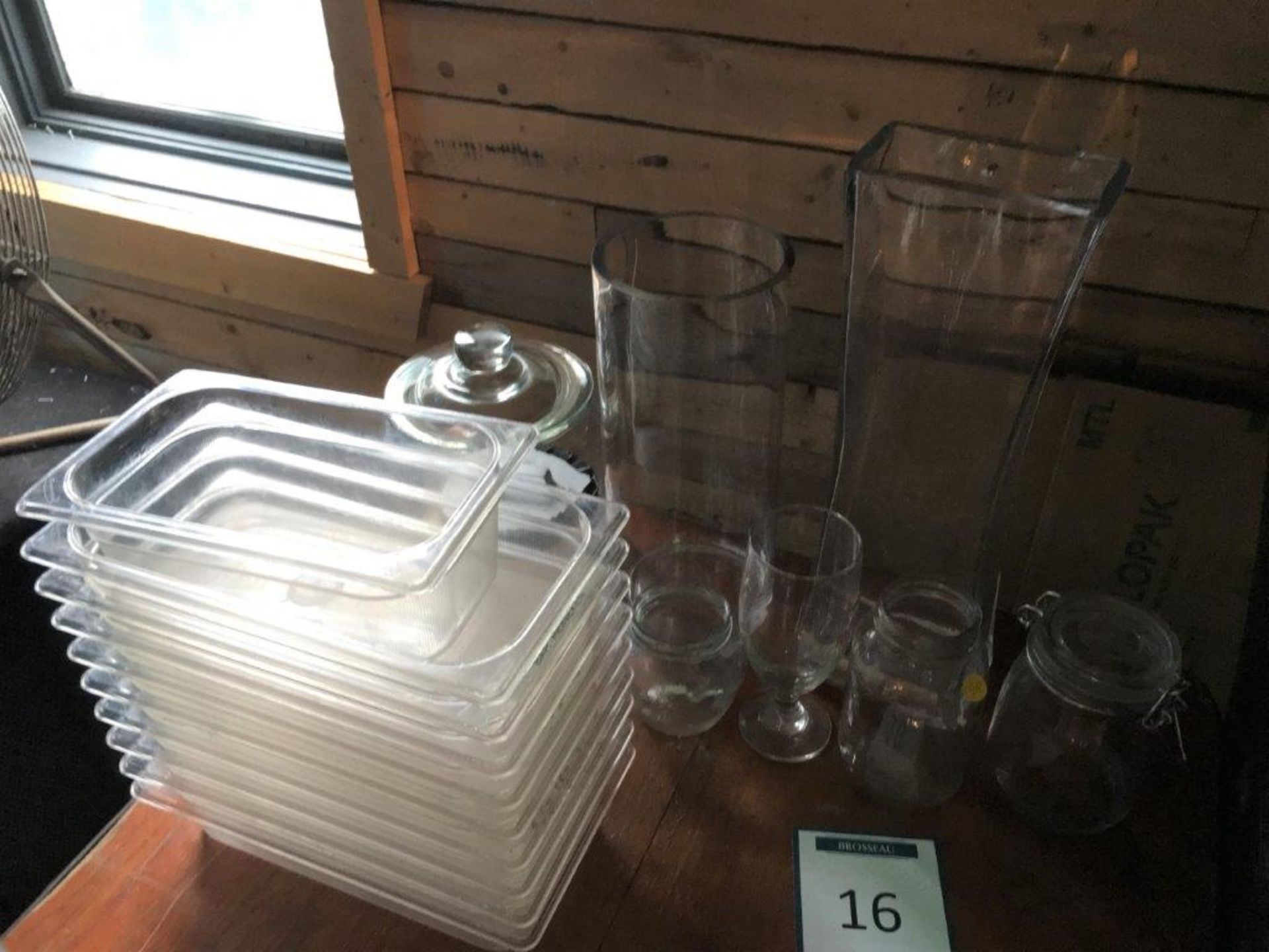 LOT DE 8 POTS EN VERRE ET PLATS EN PLASTIQUE