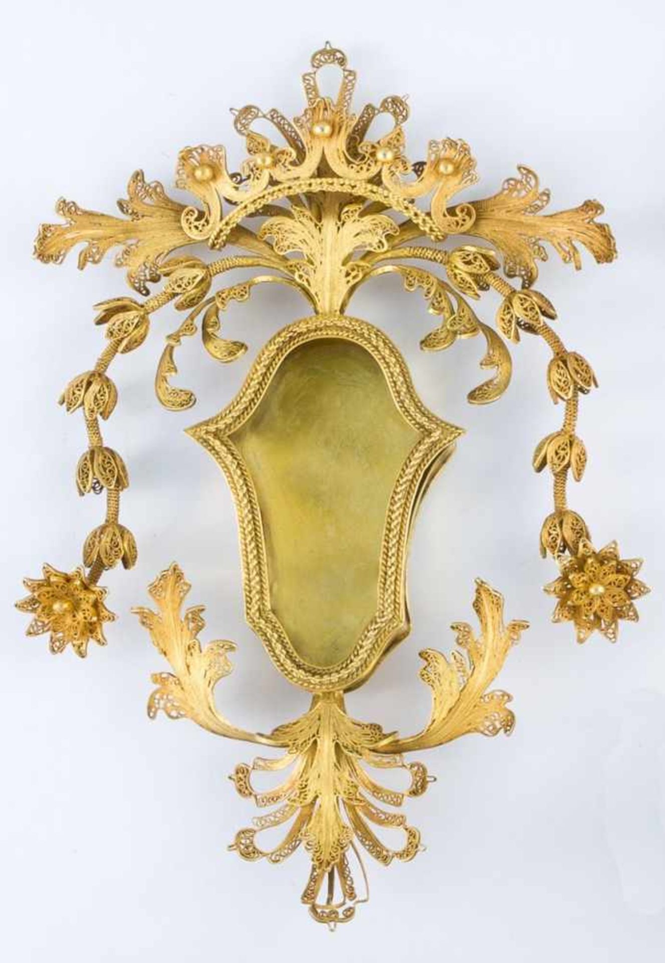 Reliquien-Rahmen. Silber, vergoldet. Kartuschenförmiges Reliquiengehäuse, umgeben von filigranen