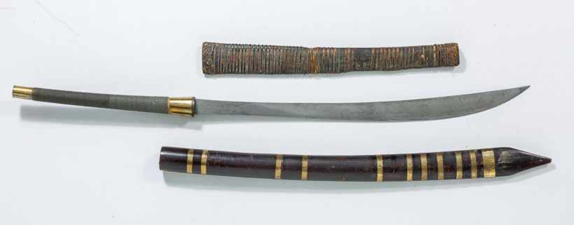 Burmesisch-Thailändisches Dha-Schwert. Holzgriff mit Messingkappe und Drahtwicklung. Rückenklinge (