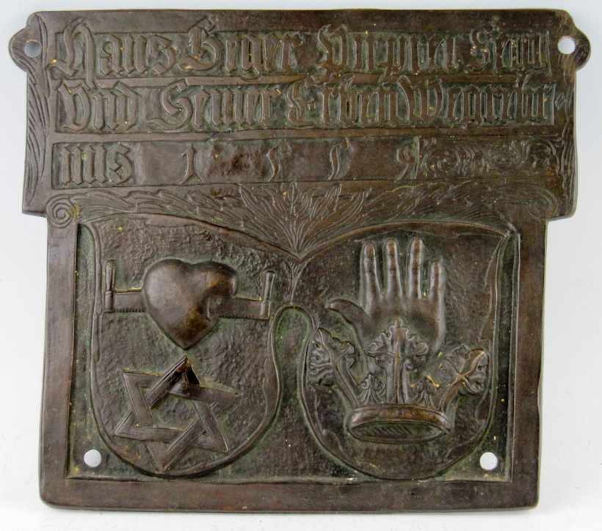 Wappenschild im Renaissancestil. Bronze, dunkelbraun patiniert. Oberhalb Sinnspruch und Datierung
