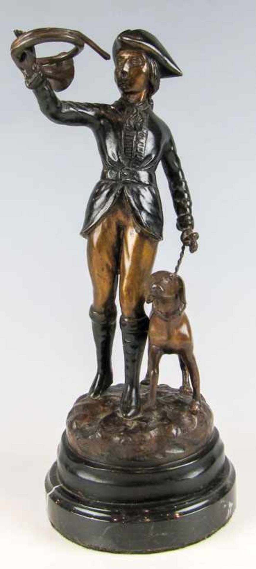 Jäger mit Hund und Jagdhorn. Bronze, hell und dunkel patiniert. Fortschreitend mit Dreispitz und