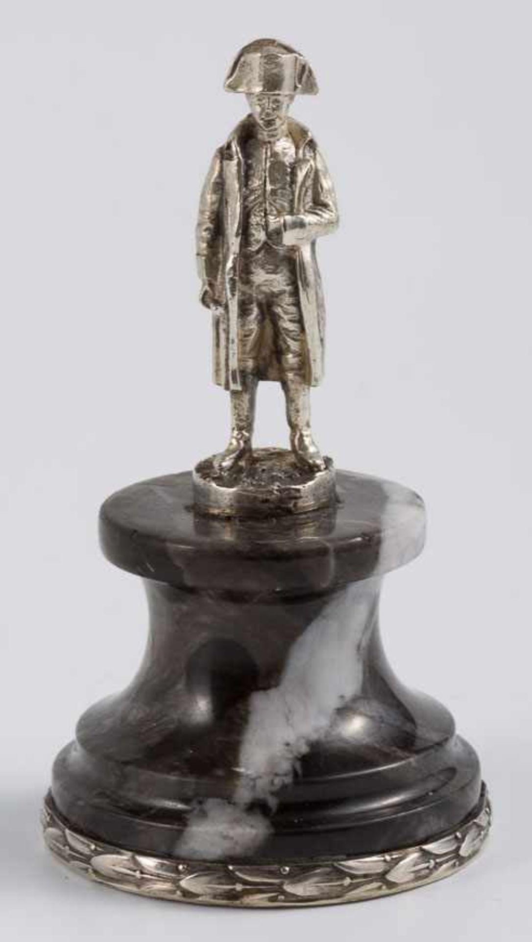Kl. Napoleonstatuette. Silber. Auf Marmorpostamentssockel. H. 7,5 cm. Russland. (57615)